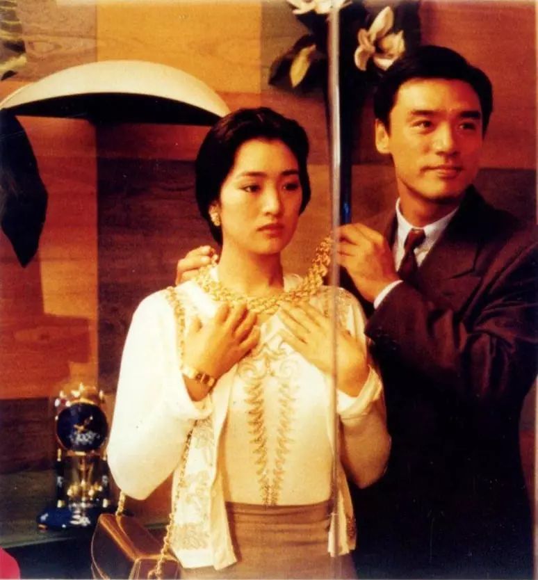 豪门之后选美折桂，从嘉禾金花到导演再到作家，郭锦恩的蜕变之路