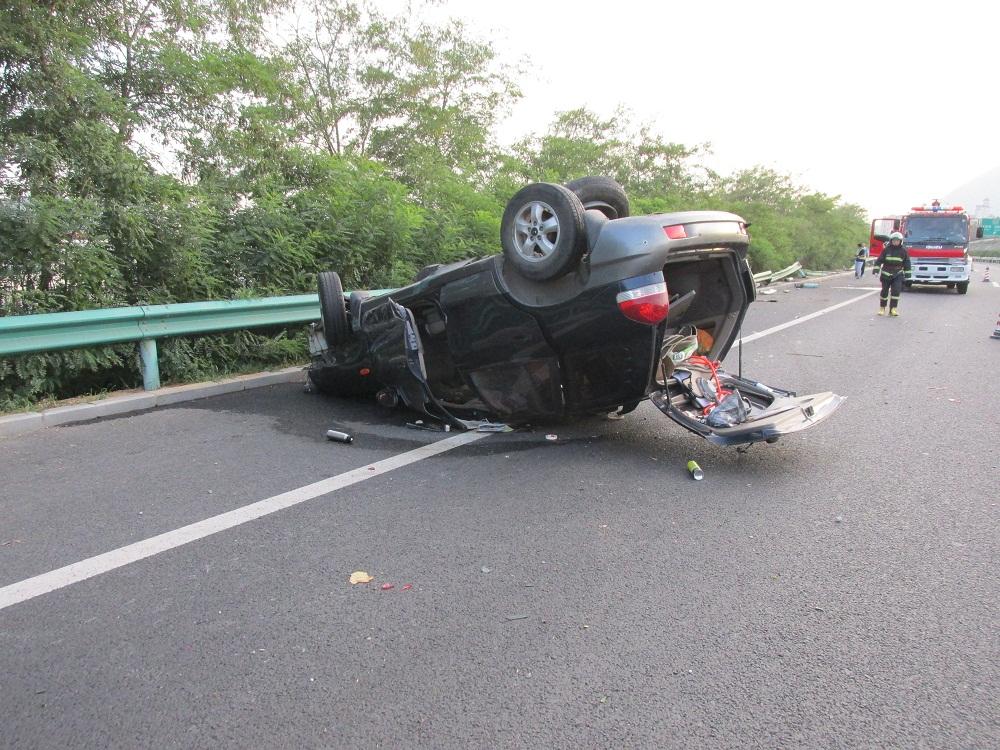 汽车侧翻事故如何处理好,当车发生剐蹭时该怎么办