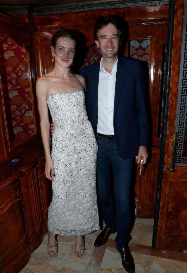 LV太子妃素颜怼脸照太嫩!生5个都这么少女,儿子女儿都是高颜值