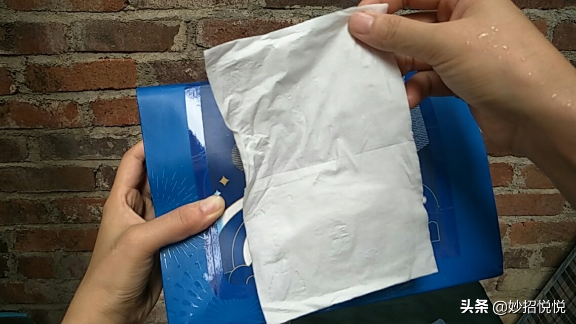 黑色衣服脱色怎么恢复原色,衣服脱色怎么洗才能不脱色