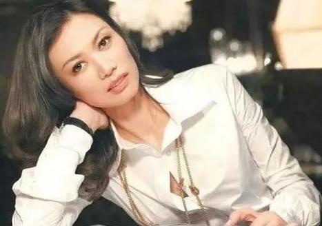 从“父女恋”到“母子恋”,这个52岁女人把自己活成了美国萧亚轩