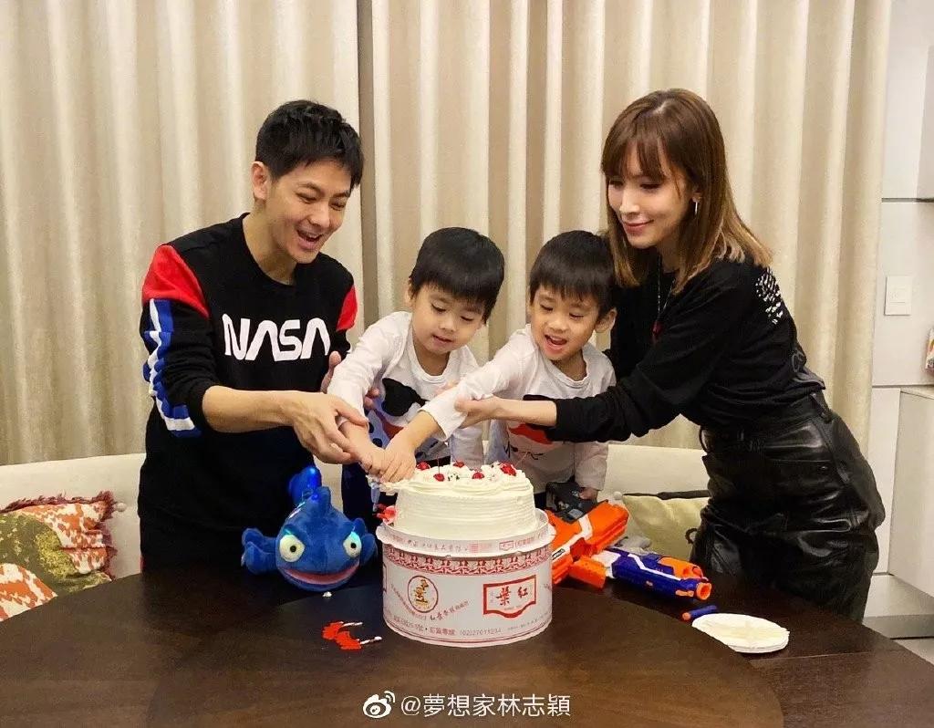 演艺圈里的职业赛车手,他是三个孩子的爸爸的英文怎么说