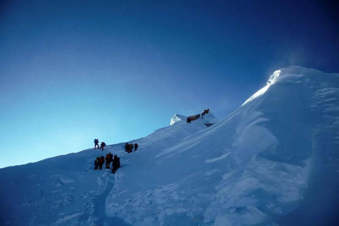 马纳斯鲁纪录片,马纳斯鲁日照金山