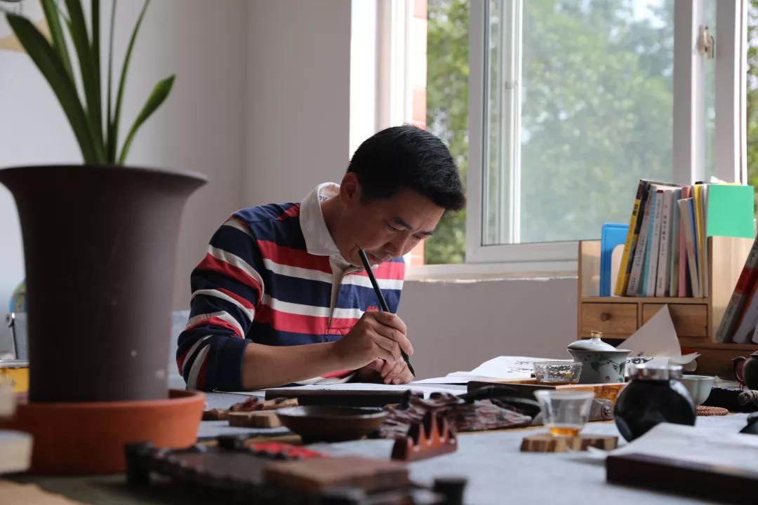 他不但是个作家还是个老师英语,他不仅是个教师还是一个作家英语