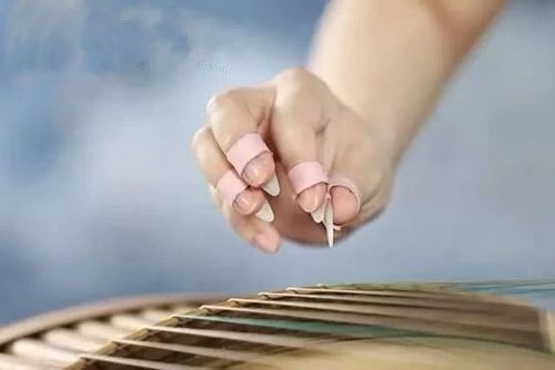 古筝基础入门必学摇指的弹奏方式,古筝摇指时的手背是平的还是斜的