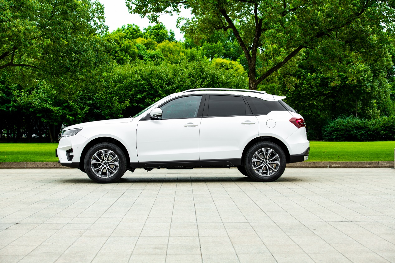 众泰t600内部空间尺寸,众泰t6001.5t和荣威发动机一样吗