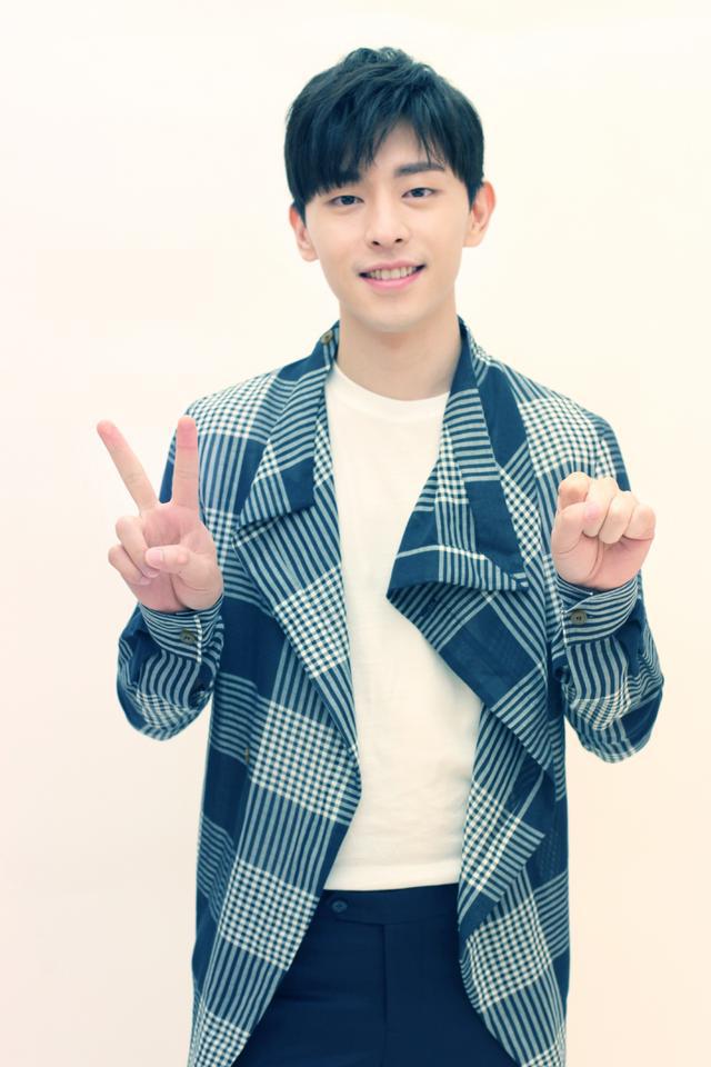 邓伦一件蓝色衬衫搭配西裤，再配上三七分发型，总裁范十足！