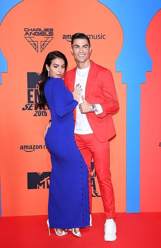 c罗和女友外出惊艳礼服抢眼,c罗和他的老婆穿着工装服