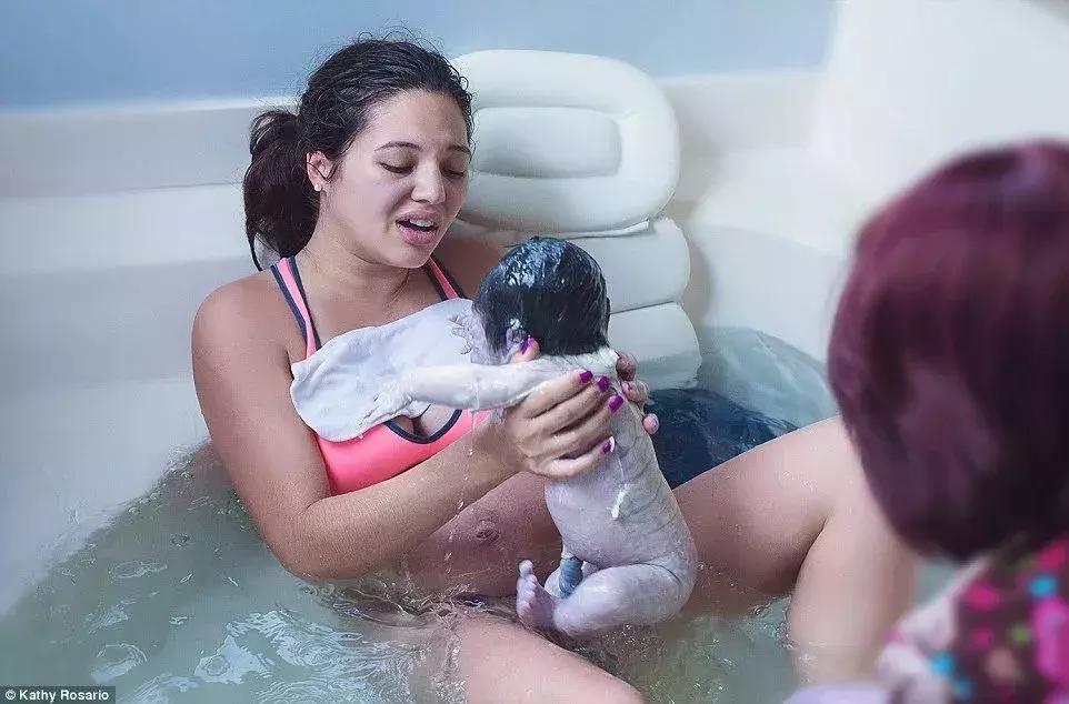 谢依霖分娩顺利产女,谢依霖水下分娩后遗症