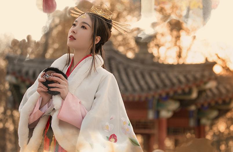 漂亮00后小姐姐cos,逆水寒狐狸巫女cos