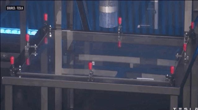 特斯拉皮卡车祸现场,特斯拉防弹车窗砸破后续