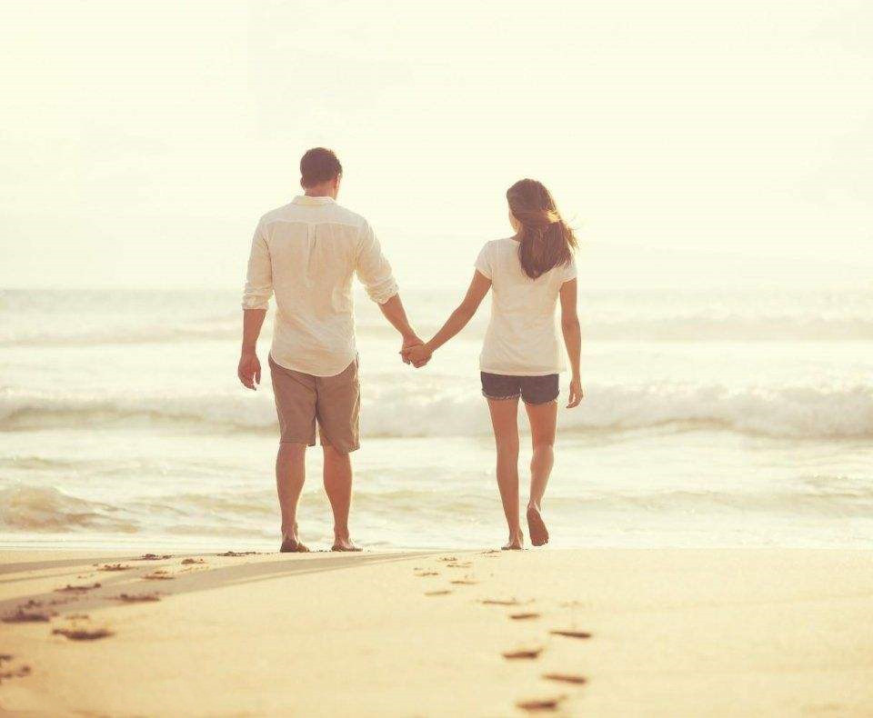 7岁女孩一到周六就喊肚子痛，医生检查后痛斥家长：你们离婚吧