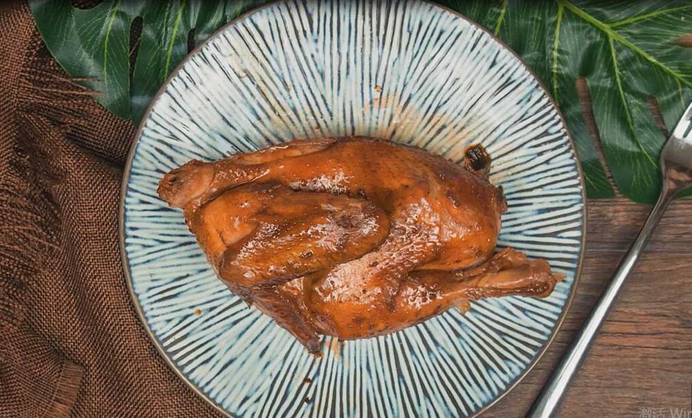 老妈把整只鸡放进电饭煲，45分钟后整只鸡端上桌，连骨头都抢光