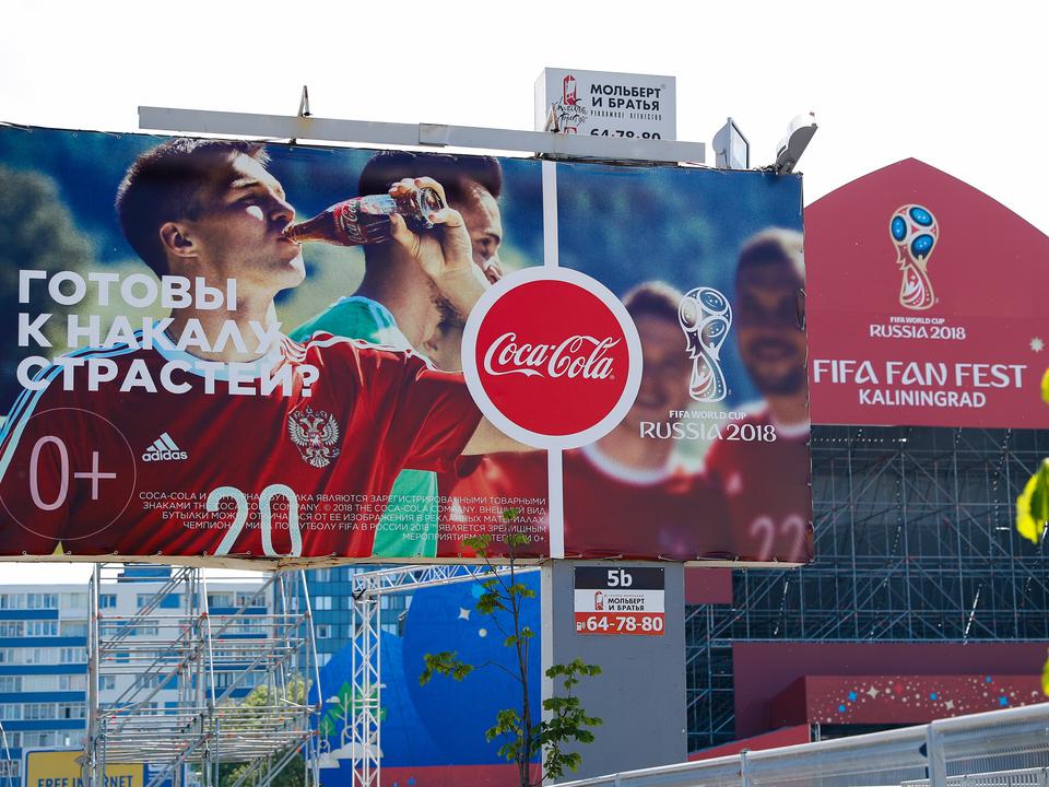 可口可乐透过瓶子看世界,可口可乐在中国的第一个广告