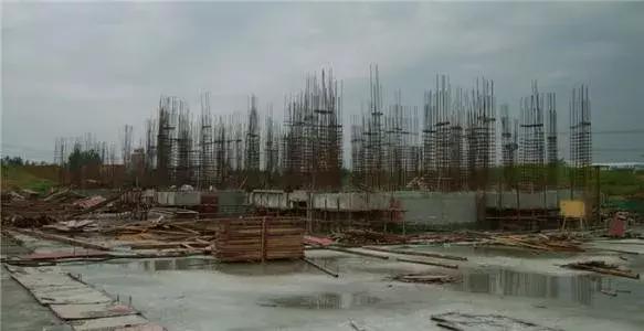 打混凝土下雨怎么处理的,打混凝土中途下雨停还是不停