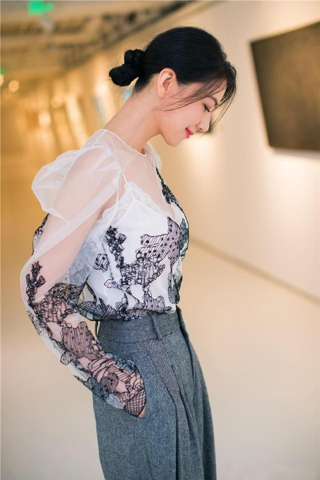 高圆圆低领吊带裙,高圆圆的紫色蕾丝裙高清近照图片