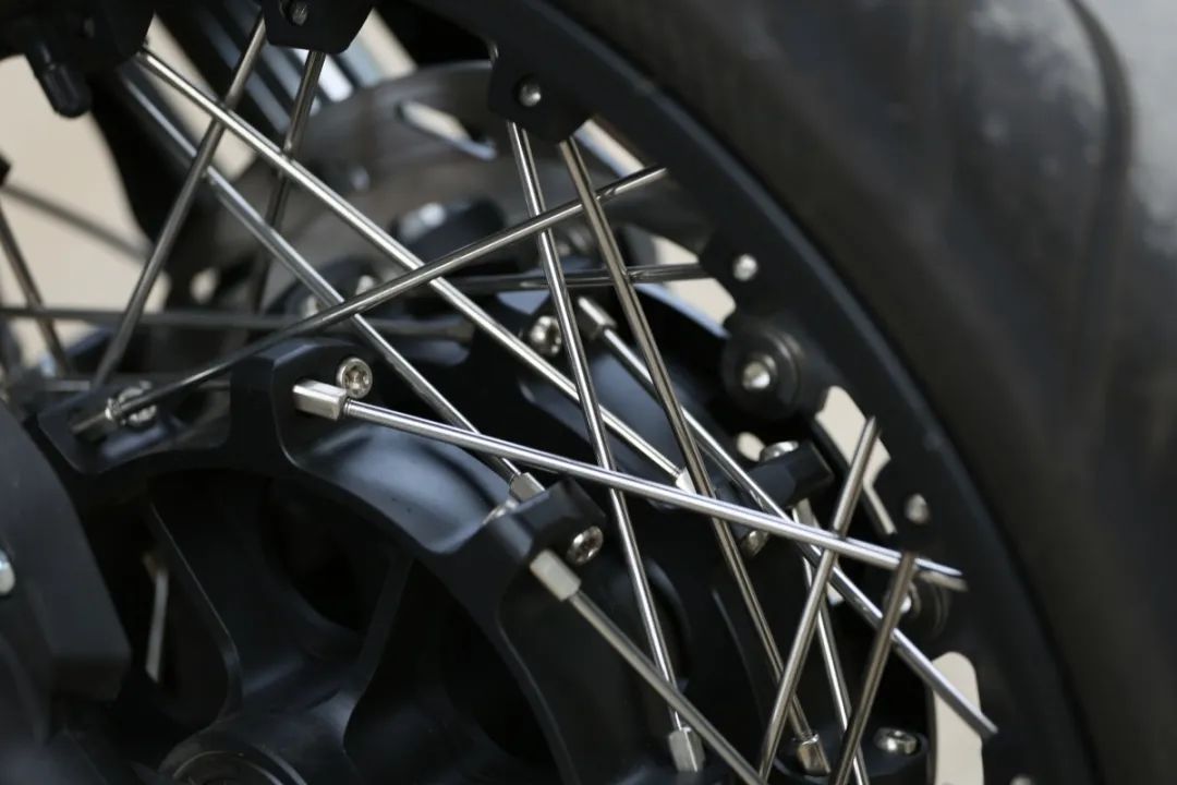 中量级双缸复古赛科龙re3试驾,宗申赛科龙re3双缸400复古摩托