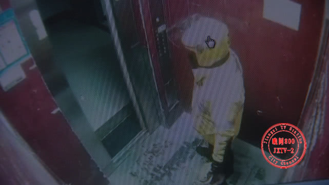 独居女生半夜被敲门送外卖鬼片,男子半夜来敲门