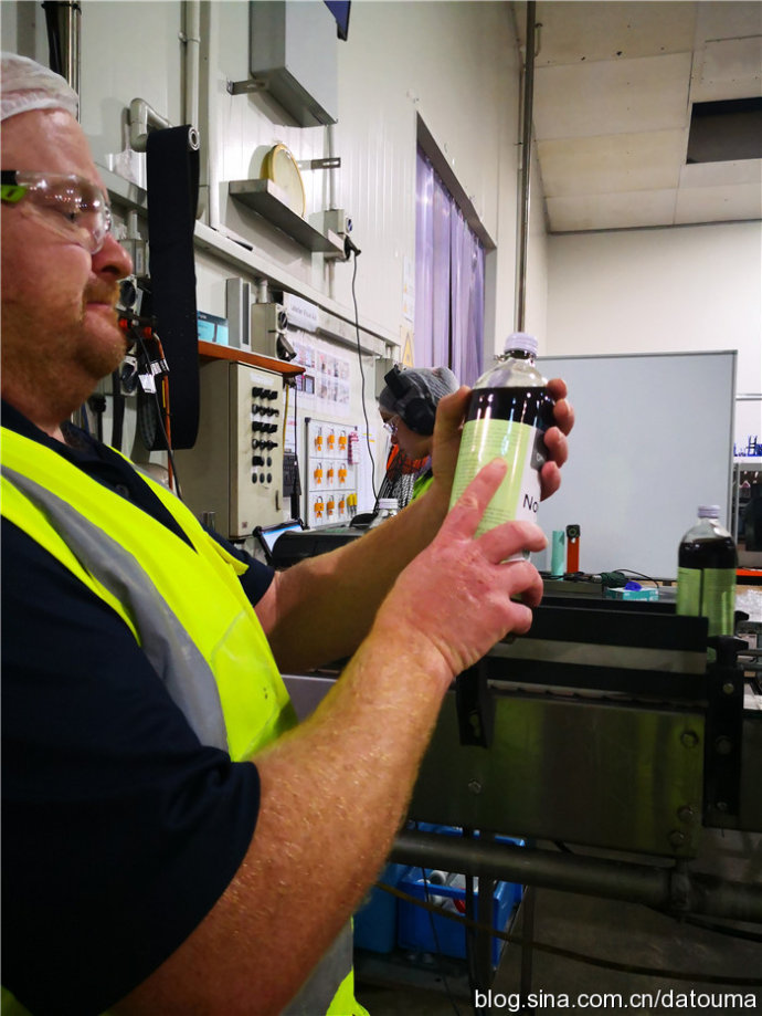 从代理品牌起家,从生产商到经销商到零售商