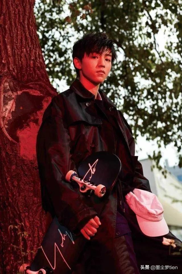 三小只王俊凯易烊千玺答题,tfboys王俊凯给易烊千玺递话筒