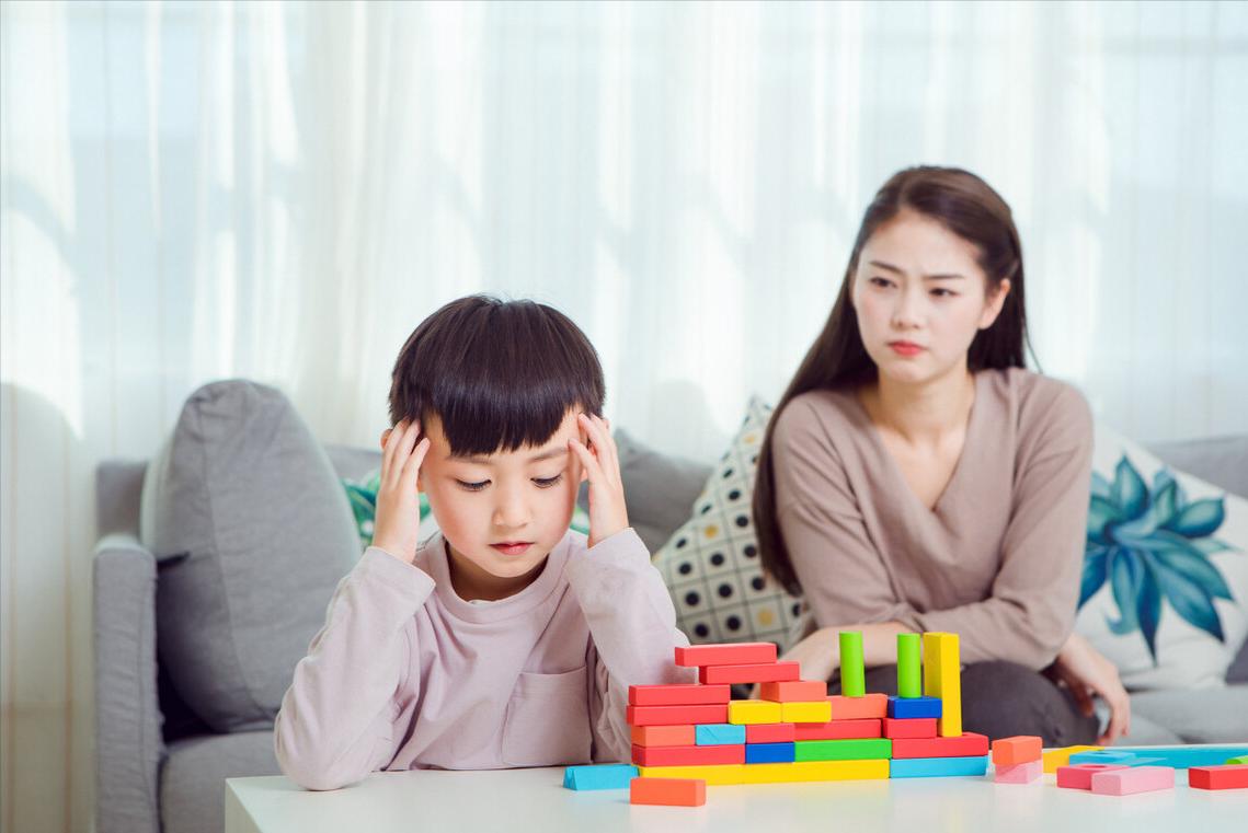 孩子发脾气摔东西如何解决,孩子发脾气爱摔东西怎么教育