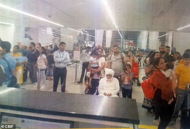 印度24岁男子为赴美扮成老人,小伙伪装70多岁老人