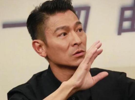 “天王”刘德华：经历了3段感情，最后为何选择朱丽倩？