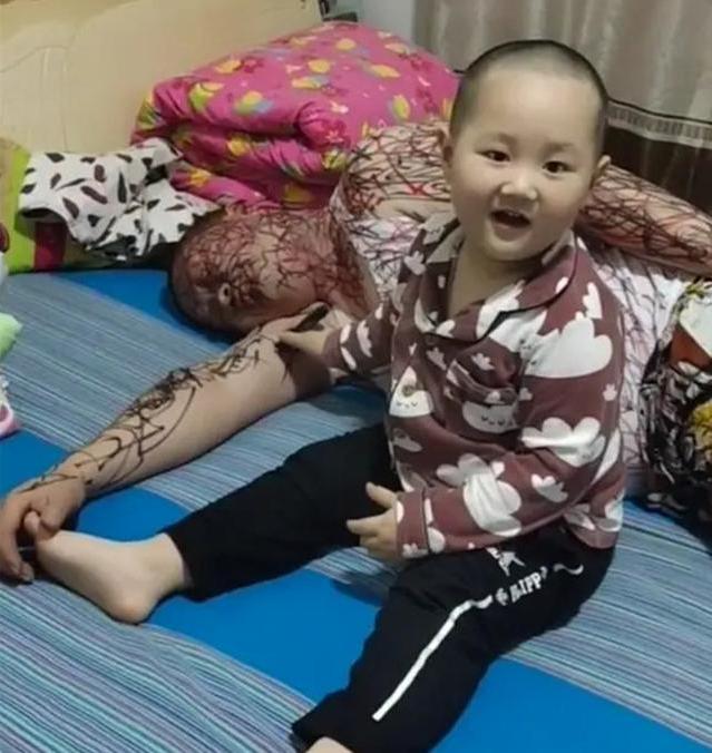 萌娃在爸爸身上画画原著,4岁萌娃在爸爸背上画画