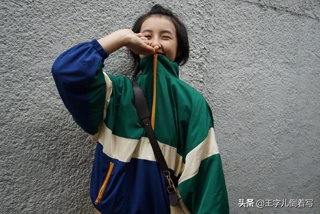 女生怎么摆pose怎么拍照好看,小女孩拍照如何摆pose戴帽子