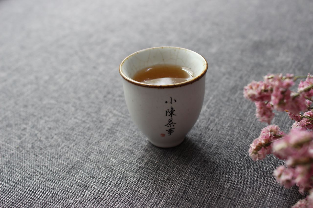 温水泡茶是劣质茶的“掩饰衣。真正的好茶,根本不存在怕烫之说