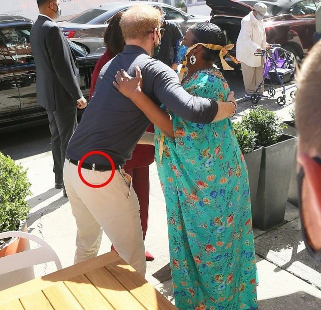 梅根出席王室活动不自信,梅根退出王室后首次见到女王