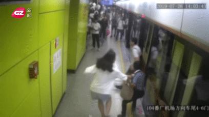 霸气！年轻女孩地铁站内抓“*狼色**”，守株待兔一把拽地上，帅呆了