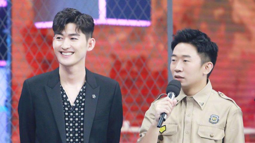 杨迪下跪感谢父母周深表情,青春环游记杨迪跪谢父母是哪期