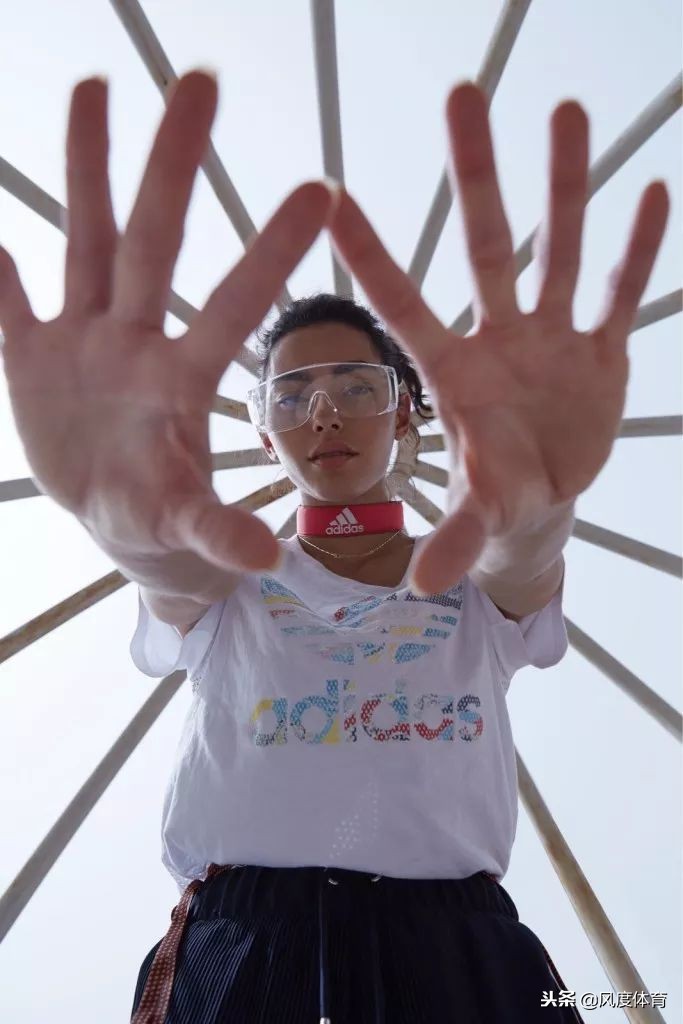 *窥偷**女神AdrianneHo的ins照片,我仿佛打开了新世界的大门……