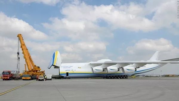 全面探索安-225，这个世上最大的飞机，32个轮子640吨起飞重量