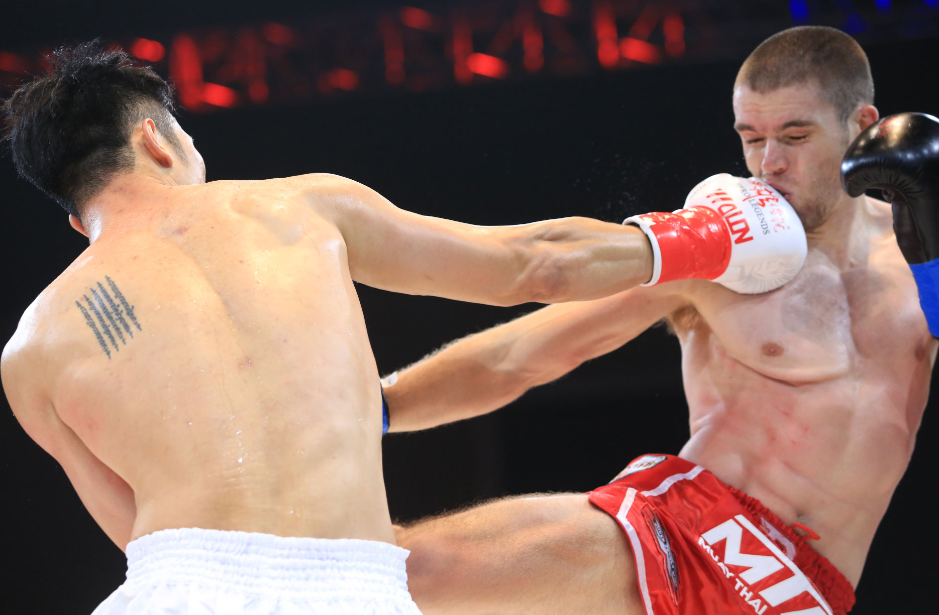 邹恭义飞膝ko,邹恭义顶膝占据优势