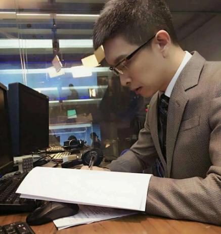 朱广权放飞心情看美景,朱广权放飞自我