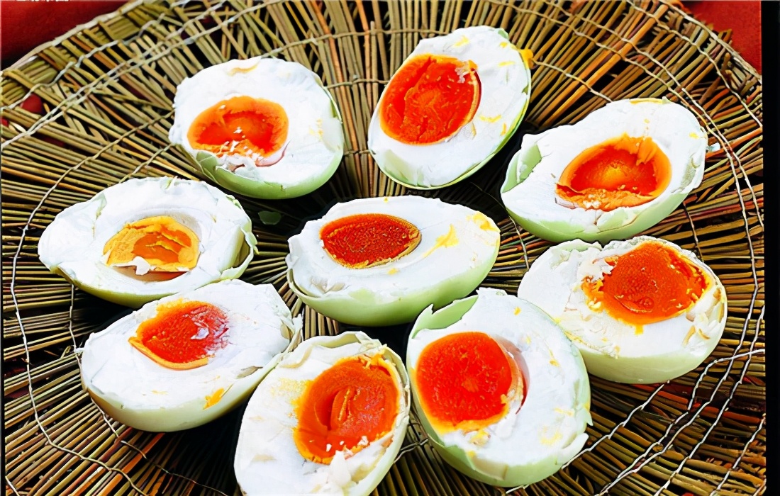 腌制咸鸭蛋的正宗做法,腌制咸鸭蛋最简单正确的做法