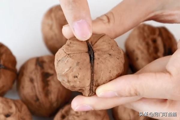 剥核桃的小机关,原来核桃有个小机关