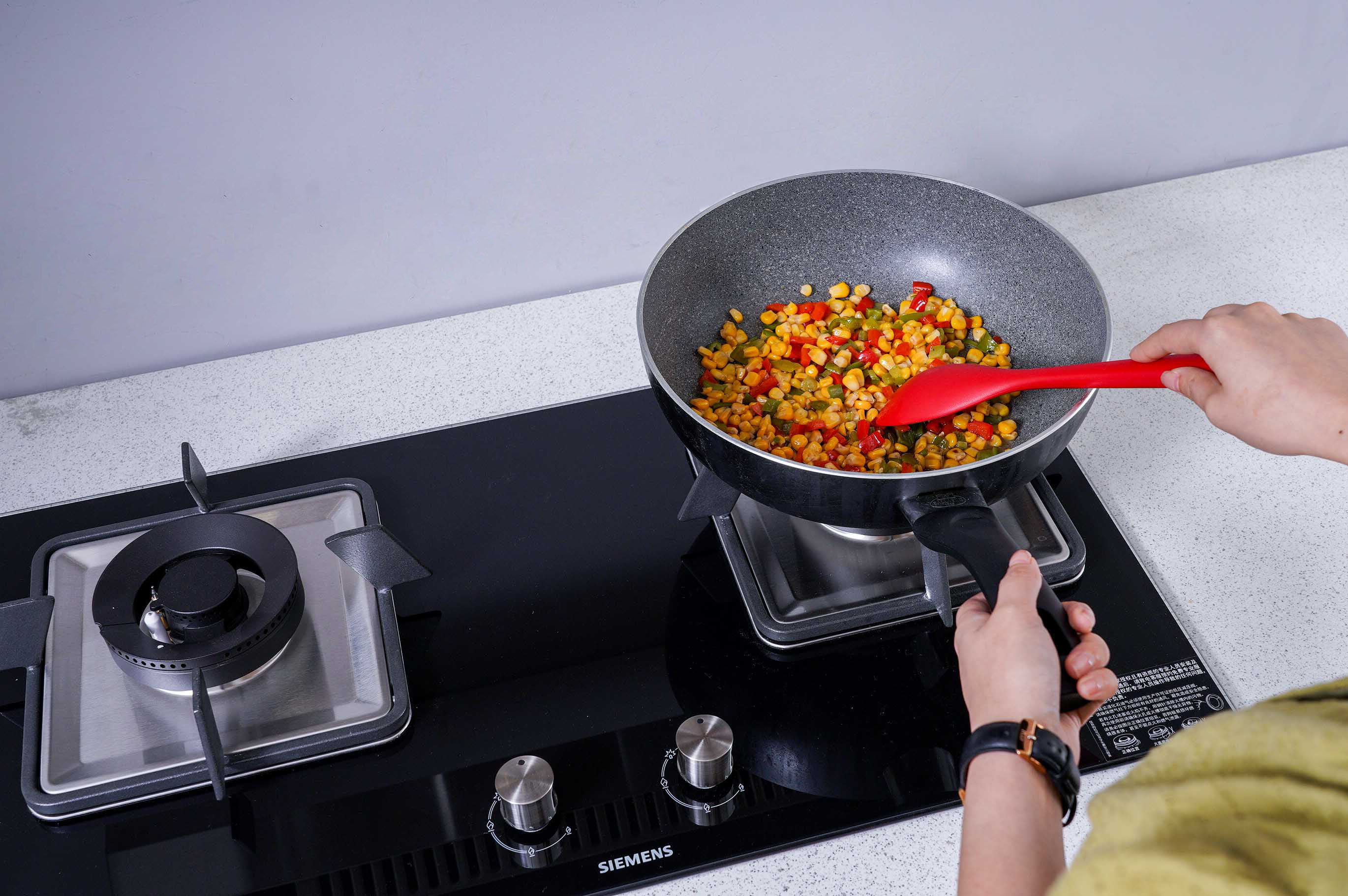 轻松安享美味盛“焰”，西门子嵌入式燃气灶测评