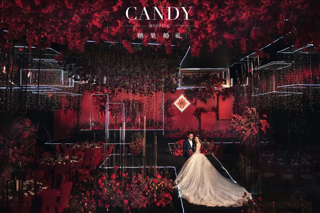 整场婚礼都是静谧深沉的红与黑在空间的碰撞,神秘而高级