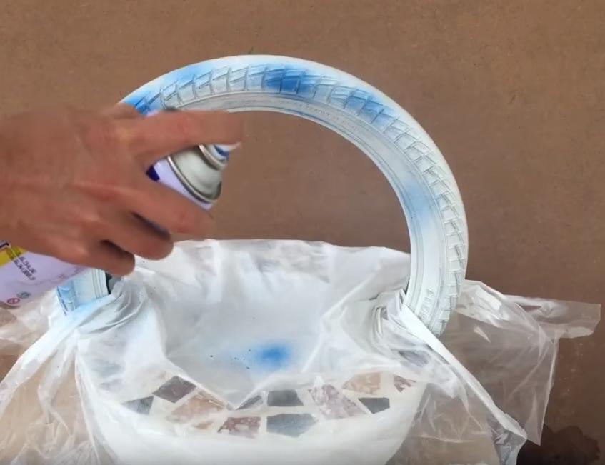 农村老爸把洗脚盆里灌水泥，做了个手提花盆，力气小的人还搬不动