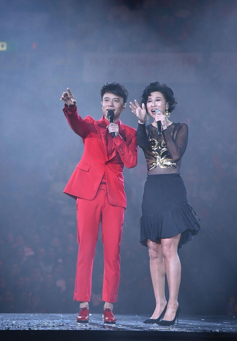 叶倩文的年龄写在身材上，穿透视上衣显出肚腩，短裙穿得有点紧