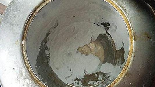 如何减少开水中的水垢,有水垢的水会得结石吗