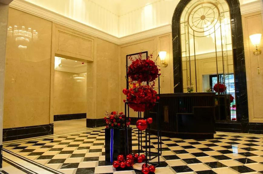 车库和车位哪个比较实用,车库靠墙的车位建议买吗