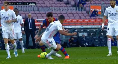 var足球争议,var介入点球改判任意球