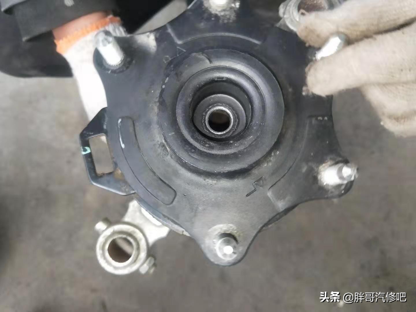 底盘减震器异响,打方向减震器响底盘异响