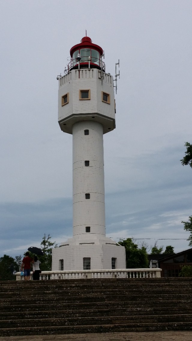 带着孙女去海边,奶奶带着小孙女在北海涠洲岛玩