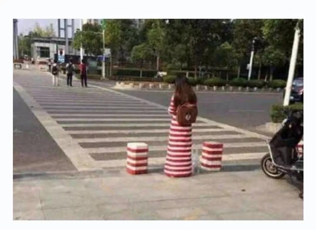 你打扫卫生时看到女客人正在洗澡，她也看到了你，这时你会干什么