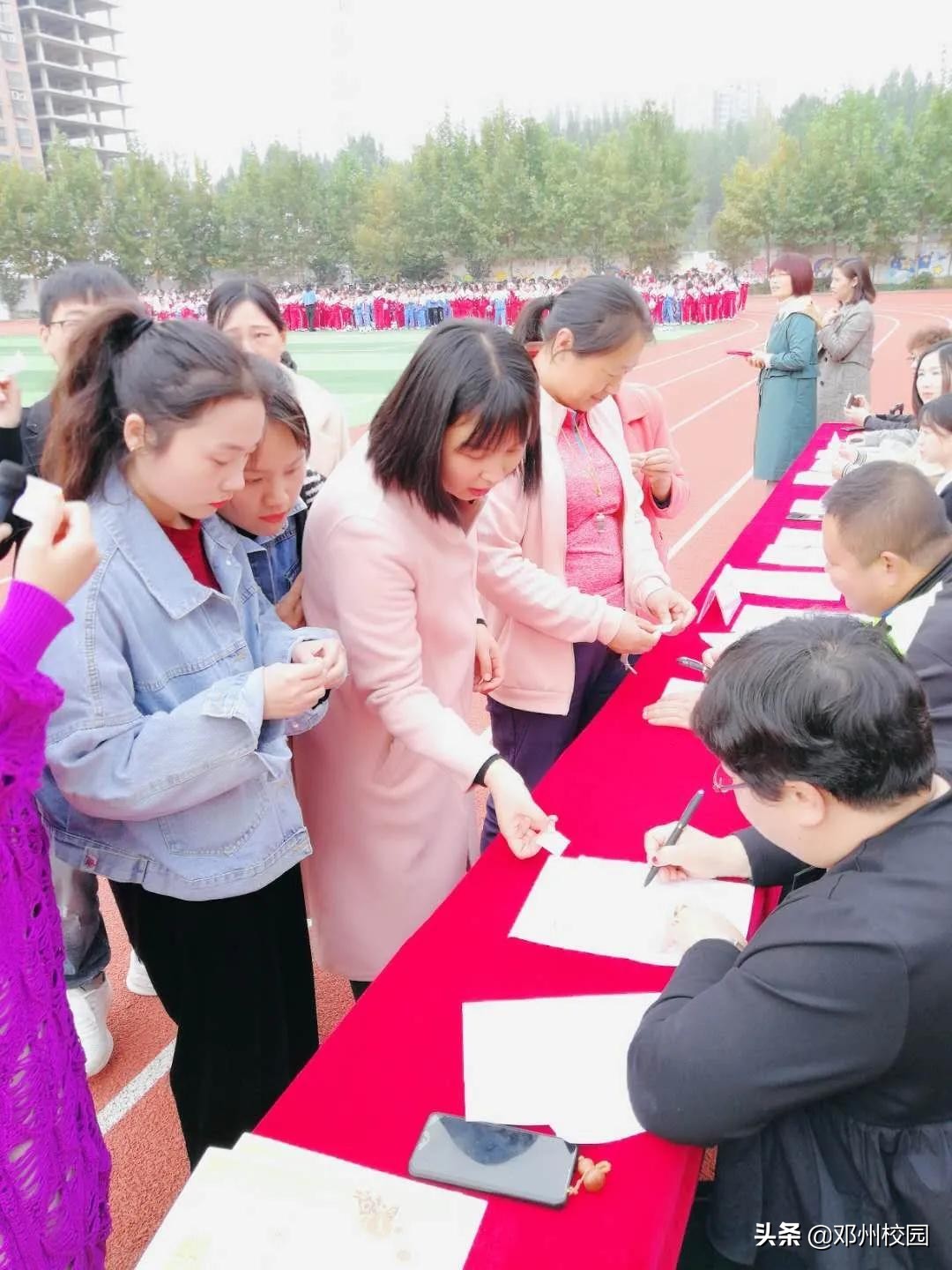 邓州花洲实验小学足球操,实验小学足球开幕式